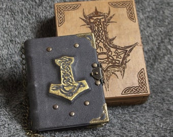 Libreta de cuero hecha a mano con temática vikinga de Mjolnir en caja de madera