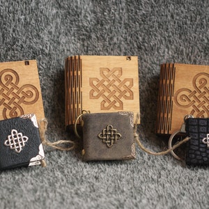 Cahier en papier artisanal porte-clés en cuir fait main sur le thème celtique dans une boîte en bois