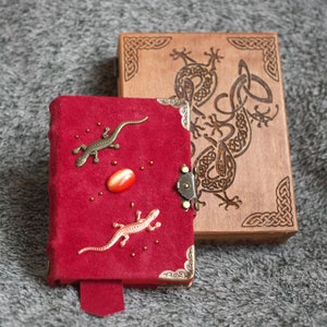 Quaderno in carta scamosciata rossa fatto a mano a tema salamandra celtica in scatola di legno