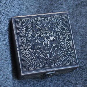 Schmuckschatulle aus Holz mit Keltischem Wolf Motiv - verstecktes Fach möglich