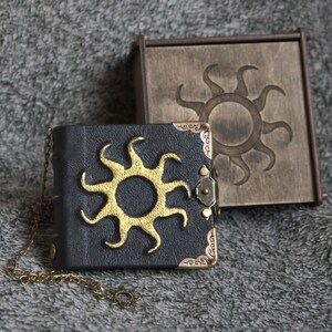 Quaderno in pelle fatto a mano con carta grigia "Le cronache di Nilfgaard" in scatola di legno