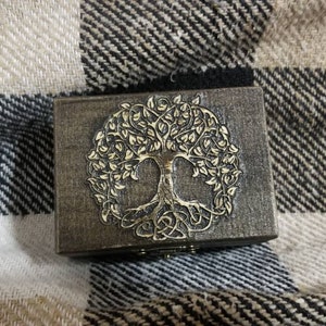 Mini-Schmuckschatulle aus Holz mit keltischem Baum Motiv