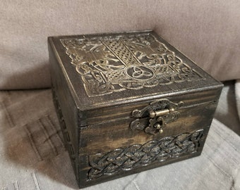 Caja de joyería cuadrada con compartimento secreto, inspirada en Mjolnir y los dragones.