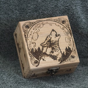 Scatola portagioie/scrigno quadrato in legno di ontano con tema lupo celtico