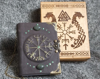 Wikinger Vegvisir - Runenkompass handgefertigtes Lederbuch in Holzbox