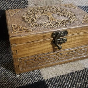 Scatola portagioie/scrigno in legno a tema albero celtico