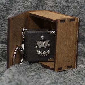 &quot;Handgefertigtes Notizbuch &quot;&quot;Scald&#39;s Saga&quot;&quot; in Holzbox.&quot;
