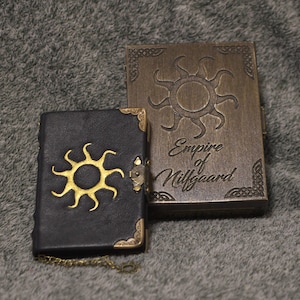 Quaderno in pelle fatto a mano con carta nera "Le cronache di Nilfgaard" in scatola di legno