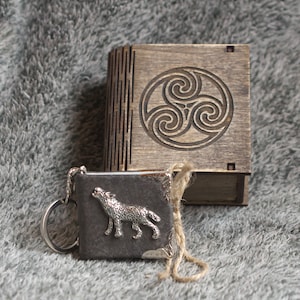 Handgemachtes Notizbuch als Schlüsselanhänger mit Wolf Thema in grauem Holzbox