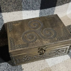 Celtic - Trikselion themed wooden jevelery/cash box/casket