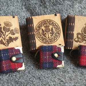 Cahier en papier artisanal de style écossais en laine et en cuir fait main dans une boîte en bois