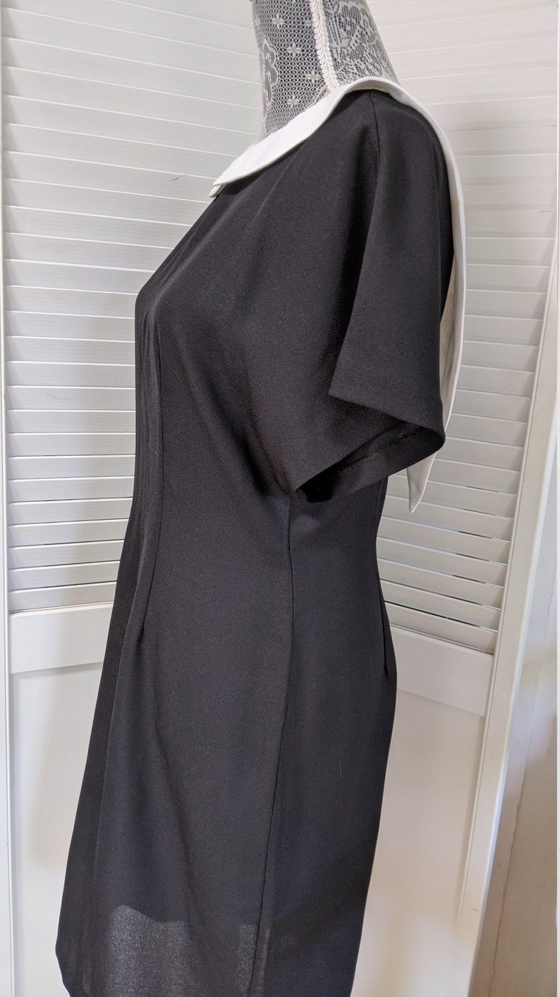 Vintage Black Short Cocktail dress Plunging V back White collar Back Zipper Short Dolman sleeve Size 1314 Made in USA Polyester 1980/'s