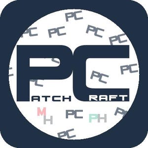 以下が含まれることがあります： 「PC」という文字が大きく太字で黒く書かれた白い円。その下に「PATCH」と「RAFT」という文字が小さく黒く書かれている。円の背景には、より小さくグレーのフォントで「PC」という文字がぎっしり詰まっている。