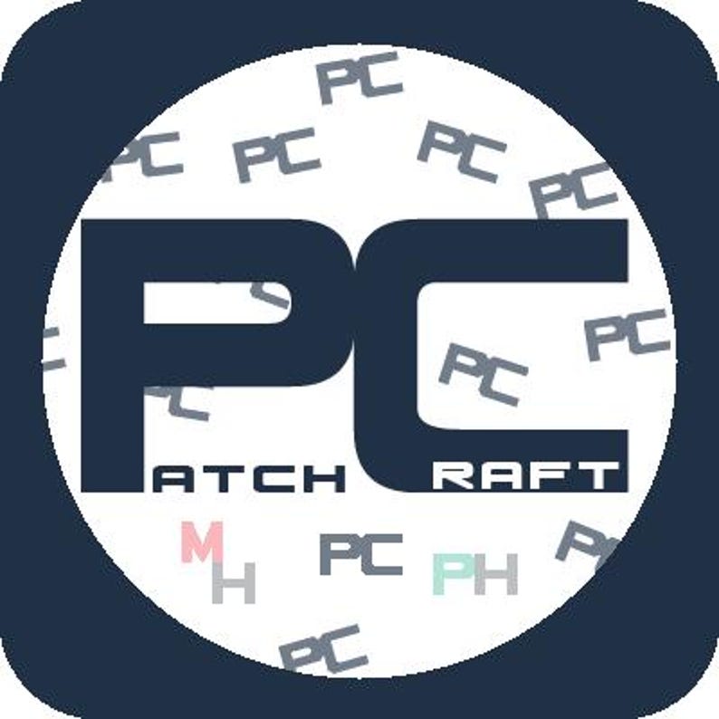 以下が含まれることがあります： 「PC」という文字が大きく太字で黒く書かれた白い円。その下に「PATCH」と「RAFT」という文字が小さく黒く書かれている。円の背景には、より小さくグレーのフォントで「PC」という文字がぎっしり詰まっている。