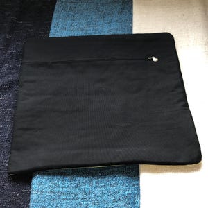 以下が含まれることがあります： ジッパー付きの黒い枕カバー。ジッパーの引き手は小さな金属製のハートです。