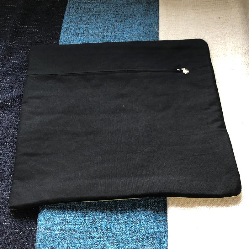以下が含まれることがあります： ジッパー付きの黒い枕カバー。ジッパーの引き手は小さな金属製のハートです。