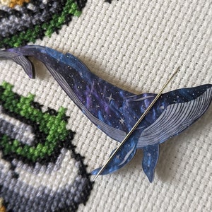Ballena Celestial / Sujetador de Agujas Acrílico