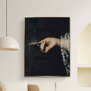 Puede incluir: Una pintura de una mano sosteniendo una pluma, con un fondo oscuro y una manga de encaje blanco.