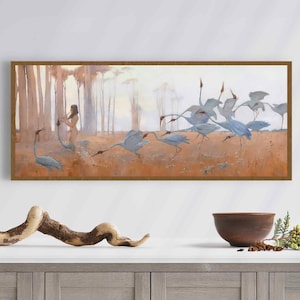 Pode incluir: Uma pintura emoldurada que retrata uma mulher tocando flauta em um cenário de floresta. Ela está cercada por um bando de gruas azuis e cinzas em voo. A pintura tem uma paleta de cores suaves e abafadas e uma sensação de sonho e etérea.