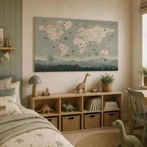 Peut inclure: Une grande décoration murale rectangulaire représentant une carte du monde détaillée dans des tons vert sauge et crème. La carte affiche les continents, les océans et diverses illustrations d'animaux, avec une rose des vents et une chaîne de montagnes.