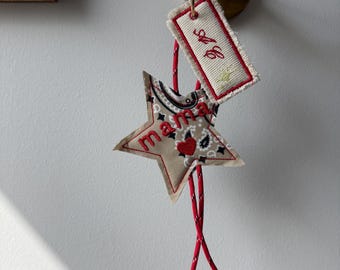 Schlüsselanhänger aus Stoff | Gesticktes Namensschild | Benutzerdefinierte Taschenanhänger | Minimalistisches Schlüsselbund Geschenk | Handgemachtes Andenken | Benutzerdefinierter Text-Tag