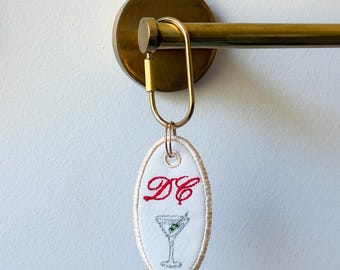 Individuell bestickter Schlüsselanhänger | Martini Glas Monogramm Taschenanhänger (1-3 Initialen)