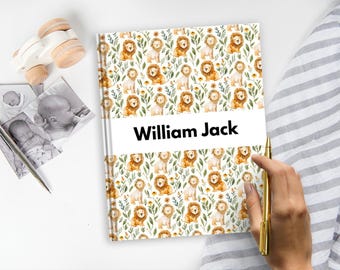 Puede incluir: Un libro de tapa dura con un patrón repetitivo de leones en acuarela, hojas verdes y pequeñas flores amarillas. Una banda horizontal blanca en el centro muestra el nombre William Jack en letras negras negritas en la portada.