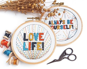 手刺繍パターンバンドル ポジティブな雰囲気の名言集、PDFデザイン2枚、愛の人生 + いつも自分らしく、すぐにダウンロード可能 Kushimari B 011-015