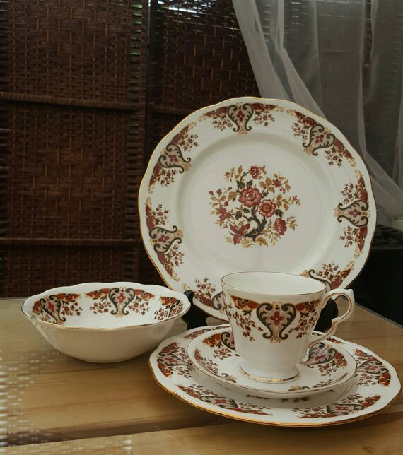 Beautiful 20 Piece Royale Colclough China Tea And Dining Set Image 0