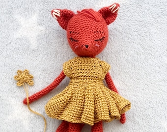 Amigurumi Häkelanleitung die kleine Fuchspuppe Alice mit einem Kleid und einem Paar Schuhen