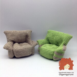 Puede incluir: Dos sillones de crochet, uno en beige y otro en verde, con un patrón de rayas en los brazos. Los sillones están hechos a mano y son una gran adición a cualquier casa de muñecas o sala de juegos.