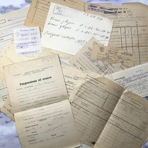 50 sowjetische Vintage-Quittungen, Frachtbriefe und andere zufällige Papiere, Ephemera, Spesenabrechnungen, Quittungen, Rechnungen, Zahlungsbenachrichtigungen, Rechnungsformulare usw.