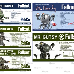 Peut inclure: Ensemble de plaques sur le thème de Fallout, présentant divers robots. Les plaques ont une esthétique vintage avec du texte et des illustrations de robots Protectron, Mr. Handy, Assaultron, Annihilator Sentry Bot MKII et Mr. Gutsy.