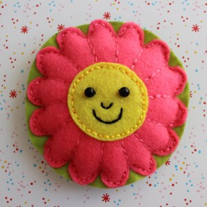 Petite fleur rose heureuse