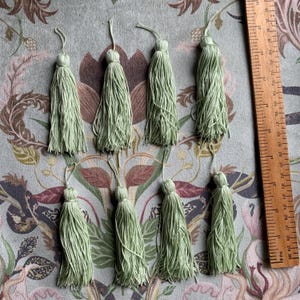 Set aus 8 qualitativ hochwertigen blass/pastellgrünen seidigen Lampenschirm-Quasten 10 cm