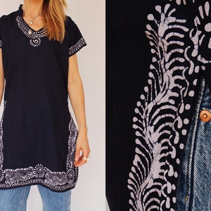 Vintage handgemaakte batik tuniek, donkerblauwe dunne katoenen hippie top met splitten. Maat XS-S