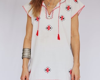 Vintage 1970s red embroidered Folk hippie tunic, white cotton. Size XS-S-M