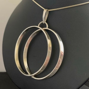Colgante circular vintage de plata de ley de Franz Scheuerle, estilo moderno de mediados de siglo XX (años 60).