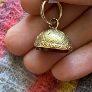 Antique Georgian carved carnelian intaglio watch fob charm pendant in 14 karat yellow gold with a split ring. Collectable Estate jewelry