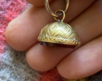 Antique Georgian carved carnelian intaglio watch fob charm pendant in 14 karat yellow gold with a split ring. Collectable Estate jewelry