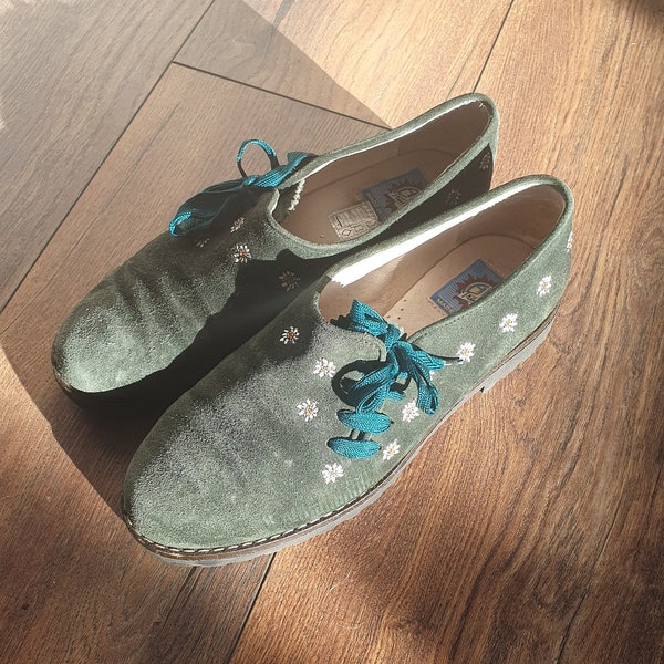 chaussures tyroliennes trachten en daim vintage, brodées d'edelweiss, pointure 38,9 UE, fabriquées en Italie, accessoire de mode bavarois
