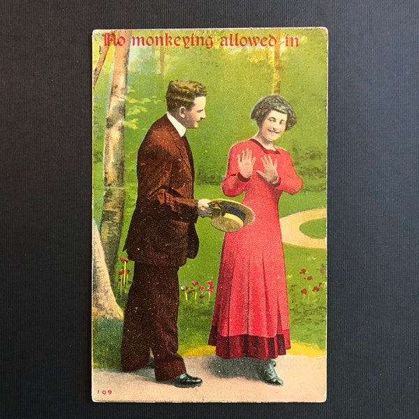 Vintage Romantische Postkarte No Monkeying Darf in den Ort Mann Frau Paar Liebhaber humorvolles Um hofieren koloriert