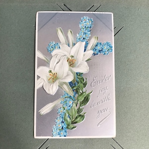 Antica Cartolina di Pasqua Cartolina di Natale Argento goffrato Bianco Metallizzato Gigli di Pasqua Fiori Blu Croce Religiosa 1900 Ephemera Floreale