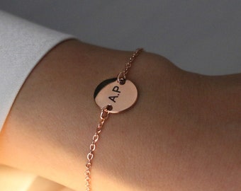 Pulsera con inicial personalizada: Regalo de amistad chapado en oro de 16 quilates