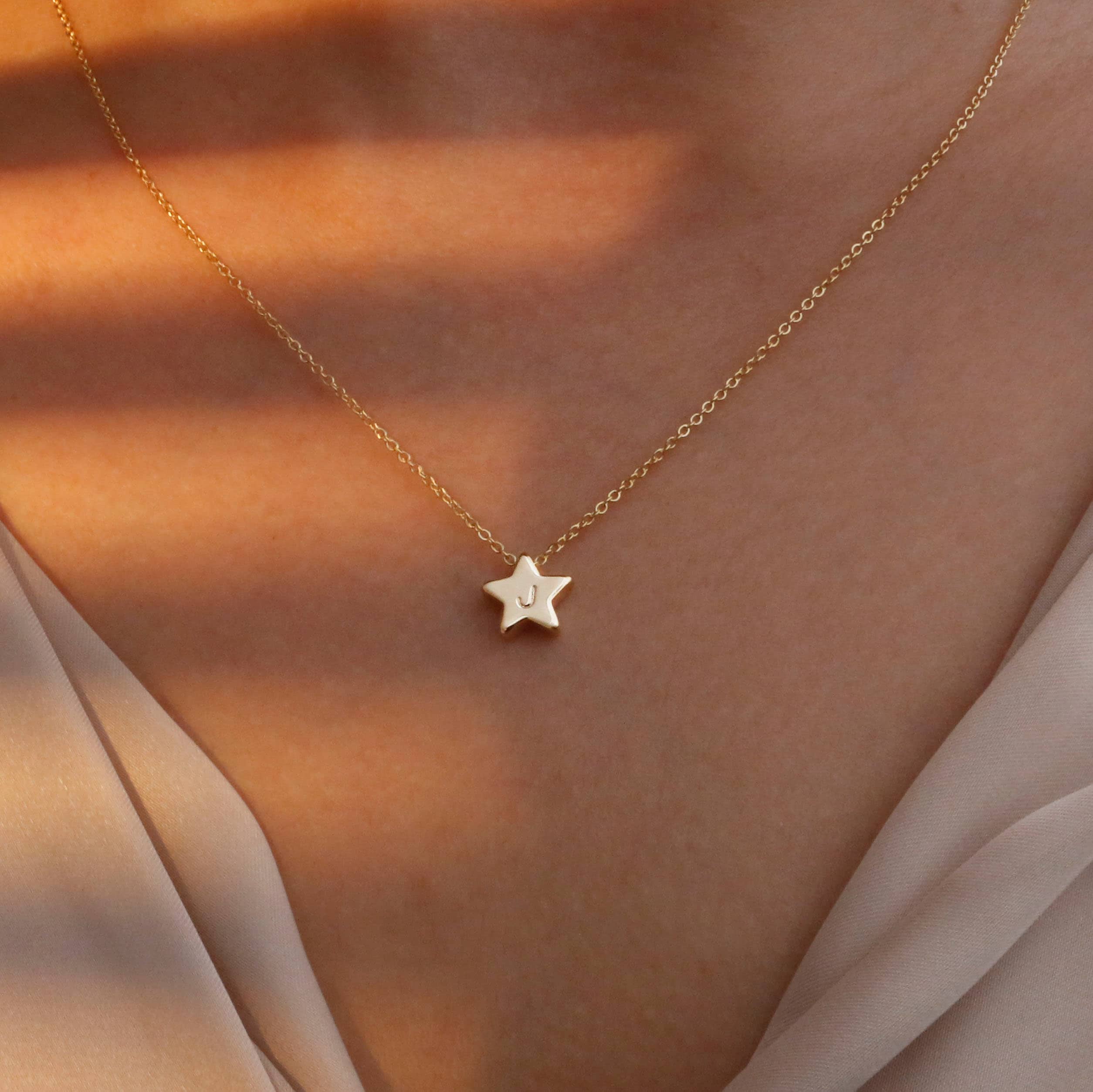 Colgante Estrella Oro de 18 Quilates, Brillo de una Estrella Colgante Estrella Oro de 18 Quilates, Brillo de una Estrella