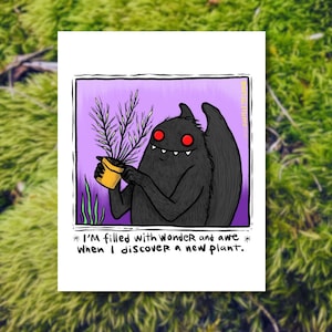 Puede incluir: Un monstruo negro con ojos rojos y una sonrisa de dientes afilados sostiene una planta en maceta. El texto dice "*Estoy lleno de asombro y respeto * cuando descubro una nueva planta."