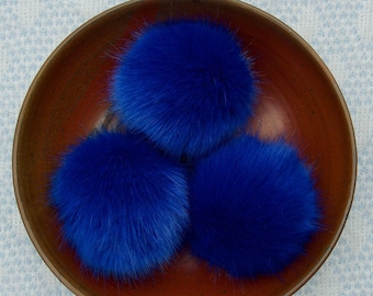Pompón de piel sintética color zafiro // Pompón de piel sintética azul // Pompón de piel sintética azul brillante // Pompón de piel sintética para sombreros // Esponjoso // Hecho a mano // Vegano
