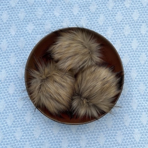 Pompon en fausse fourrure de renard beige//pompon en fausse fourrure de luxe marron végétalien//grand pompon en fausse fourrure duveteuse pour chapeaux, porte-clés et sacs à main