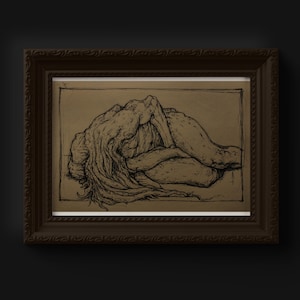 Puede incluir: Una obra de arte enmarcada con un dibujo detallado a pluma y tinta de una figura reclinada con pelo largo. La obra de arte está sobre un fondo marrón claro y enmarcada en un marco de madera marrón oscuro y ornamentado. La estética general es oscura y gótica.