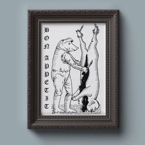Puede incluir: Impresión en blanco y negro enmarcada que representa una figura con cabeza de cerdo que está matando a un humano. El texto gótico "BON APPETIT" está a la izquierda. El marco es marrón oscuro.